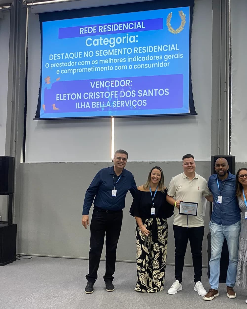 Eleton Cristofe recebendo o prêmio Destaque no Segmento Residencial, da Porto, em 2023, representando a Ilha Bella Serviços